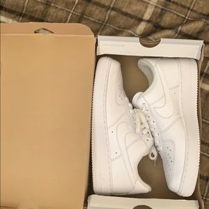 AIR FORCE 1!!!! WHITE AND TRENDY